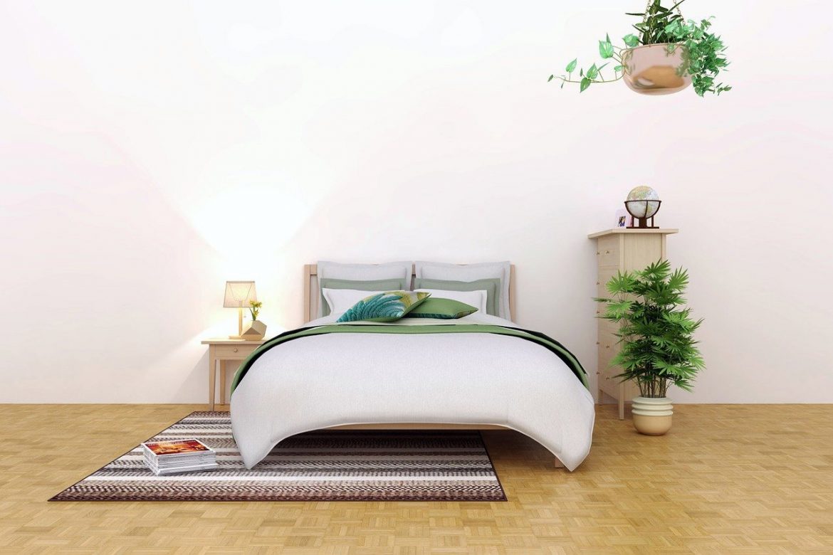 Drewniane łóżko w białej sypialni