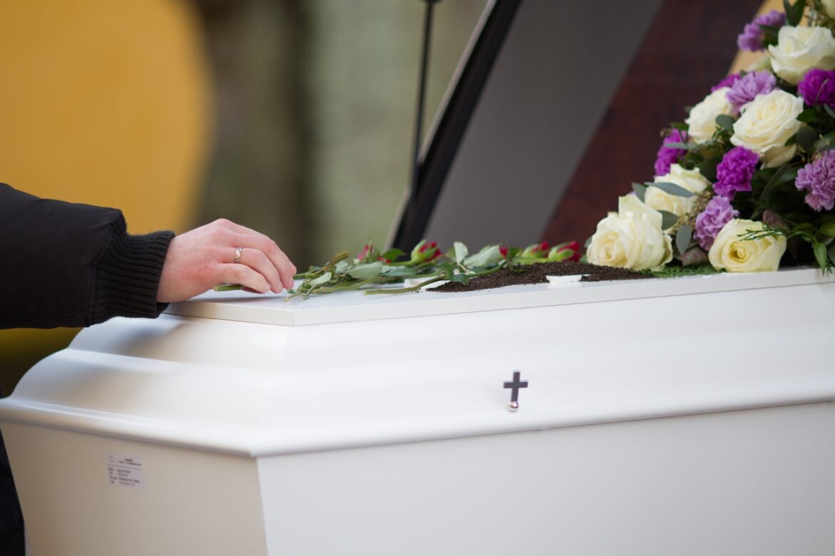 Czym kierować się podczas wyboru wiązanek pogrzebowych?