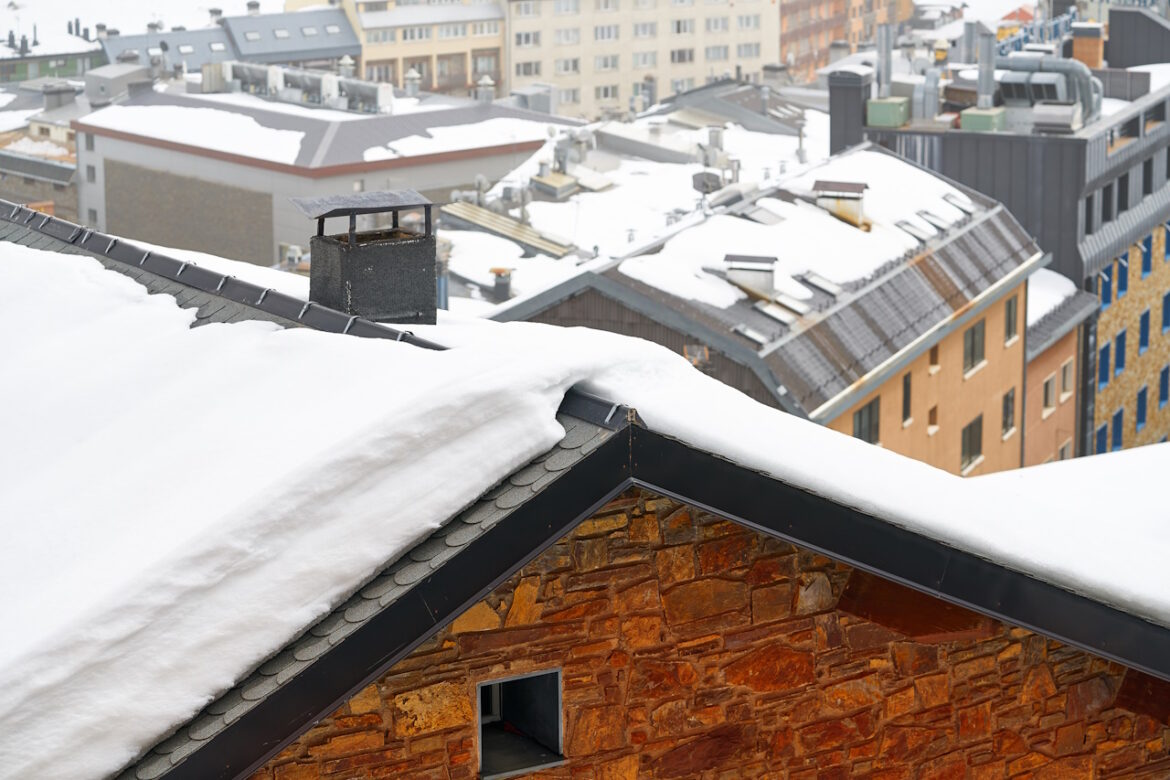 Jakie zalety mają bariery śniegowe na dachu?