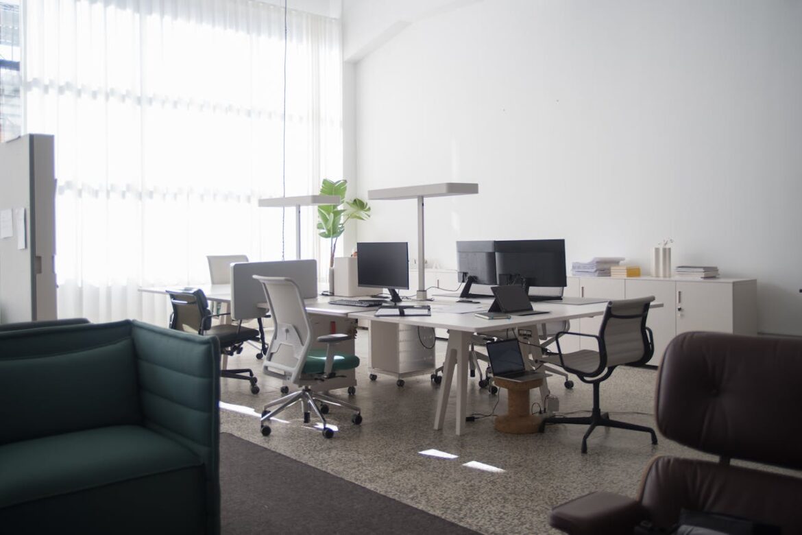 Krzesło ergonomiczne do biurka – dlaczego warto je wybrać?