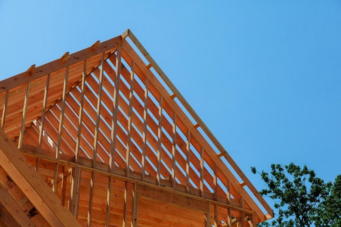 Jakie są podstawowe elementy składowe więźby dachowej?